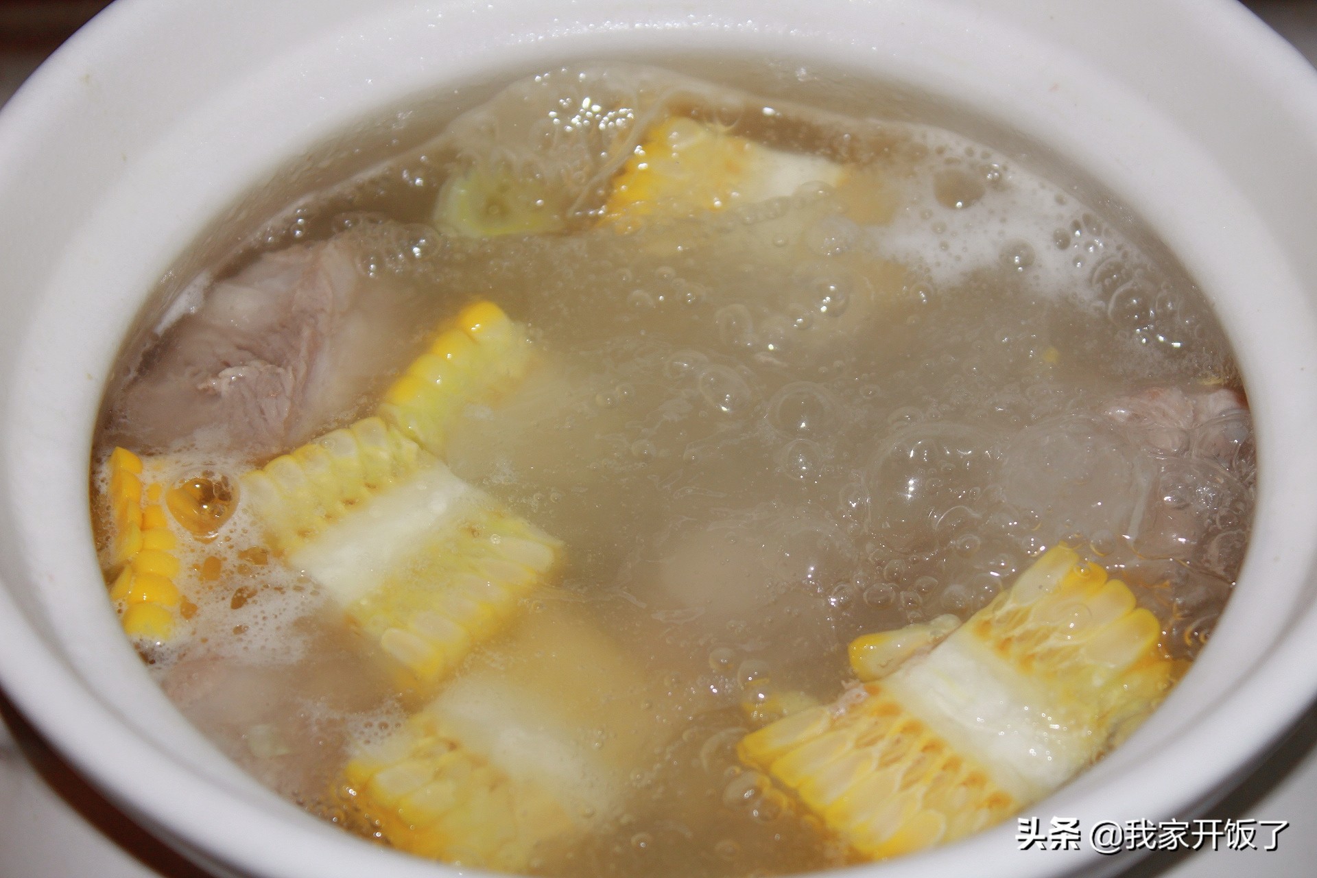 降溫了，排骨湯這樣煲超鮮美，暖心又暖胃，全家都愛喝