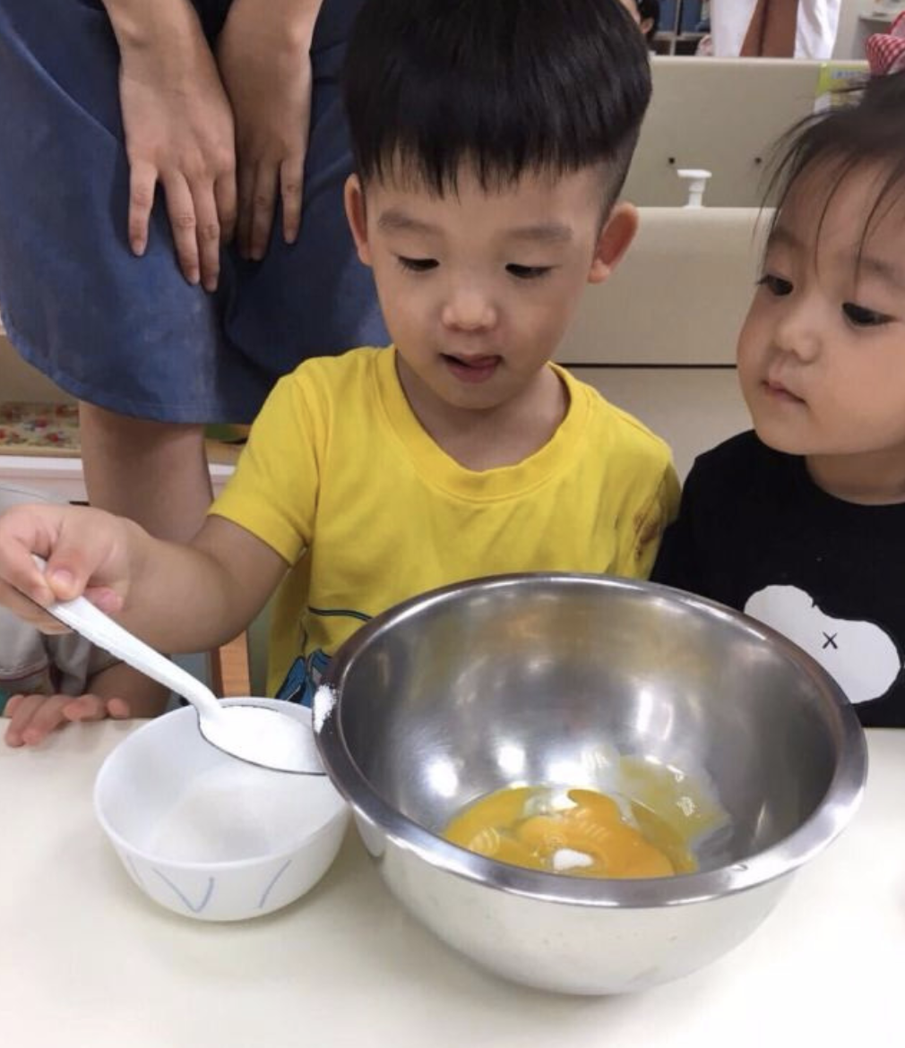 修杰楷陈建州一起带娃，咘咘求亲亲，飞飞却只想举高高，不解风情