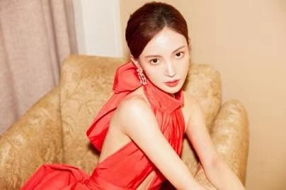 万茜回应“赖红毯”、 蹭座疑云解开了，但女星红毯大戏永不停息