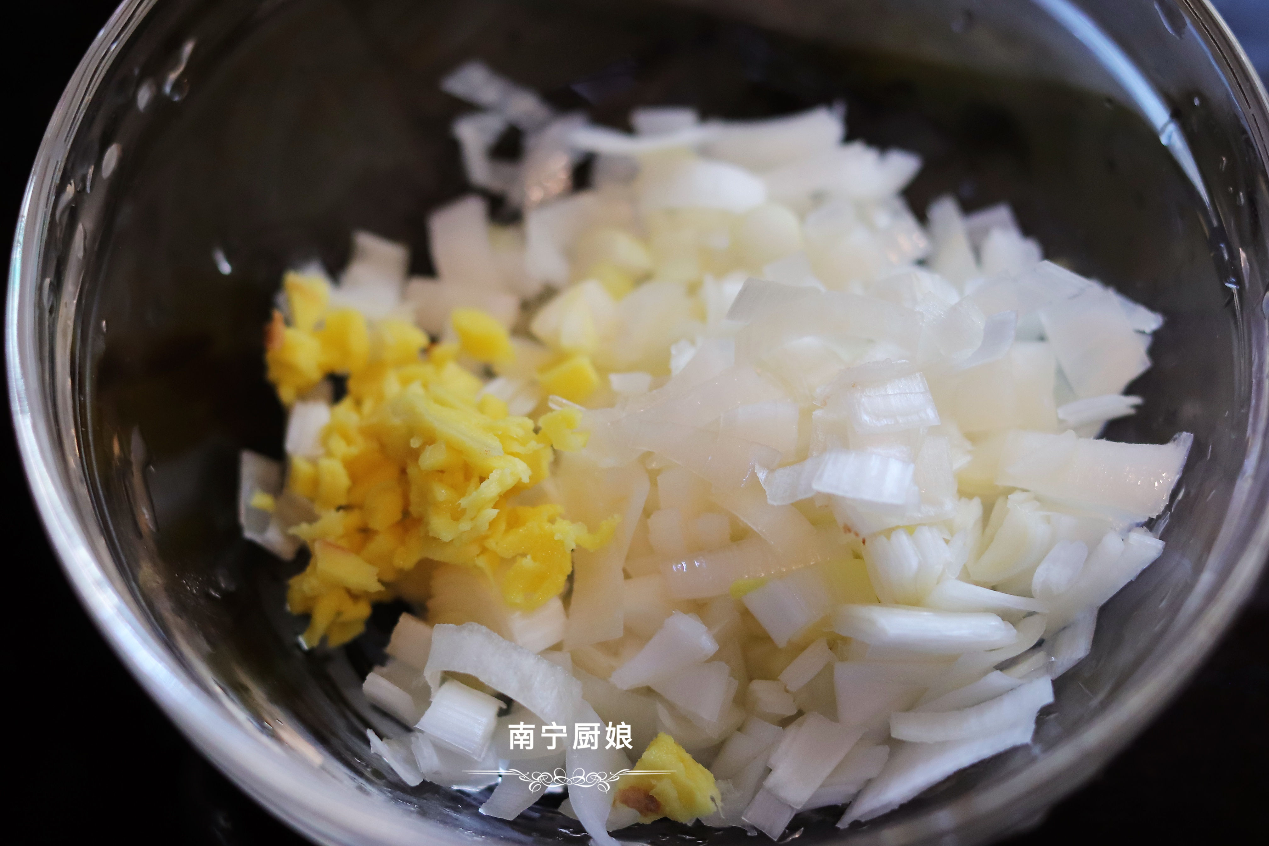 豆腐炸一炸，再和大蔥拌一拌，沒想到這麼好吃，上桌驚艷了全家人
