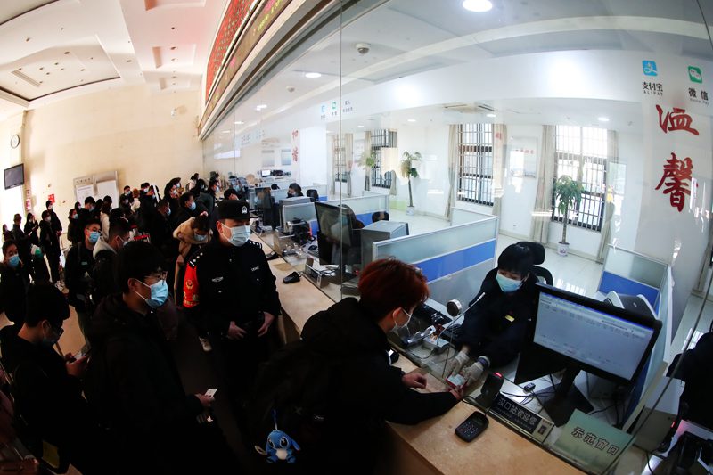 武汉铁路警方全力确保安全，2021年春运火车票今起开售