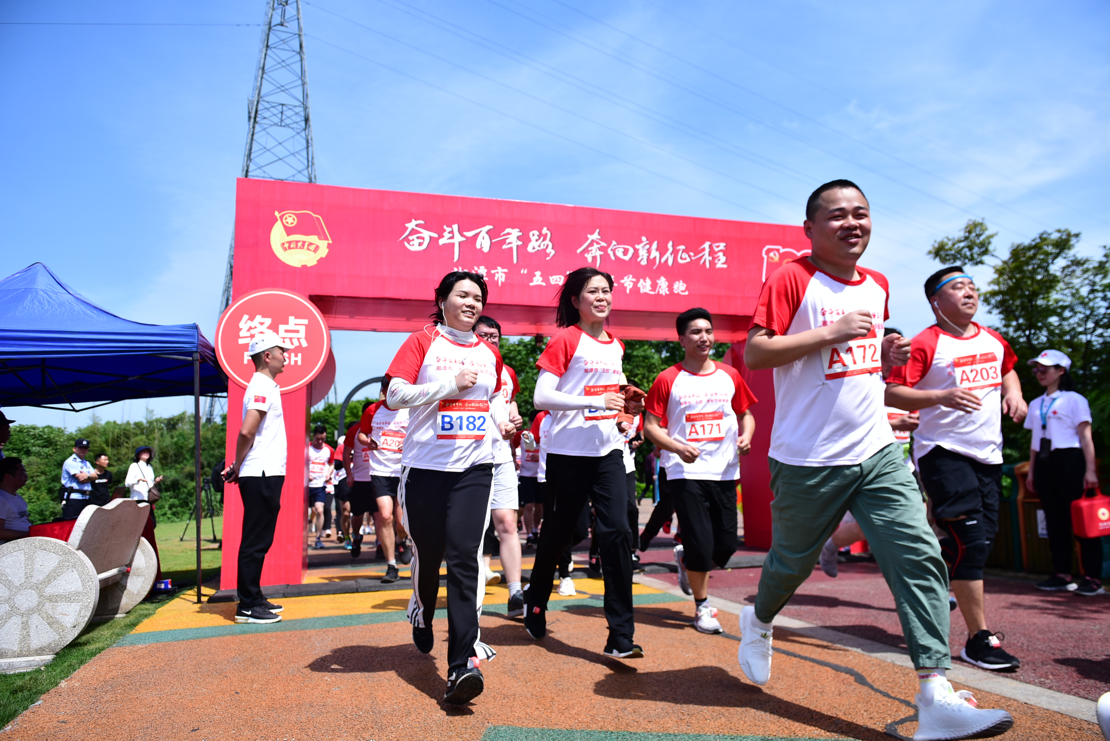招商银行湘潭分行联合市团委举办“五四”青年节健康跑活动
