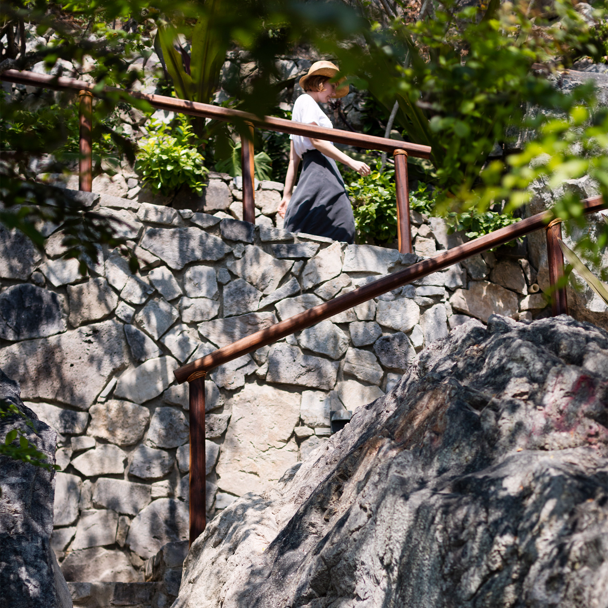 嵌在海滩峭壁上的度假小屋，天然礁石作泳池俯瞰太平洋