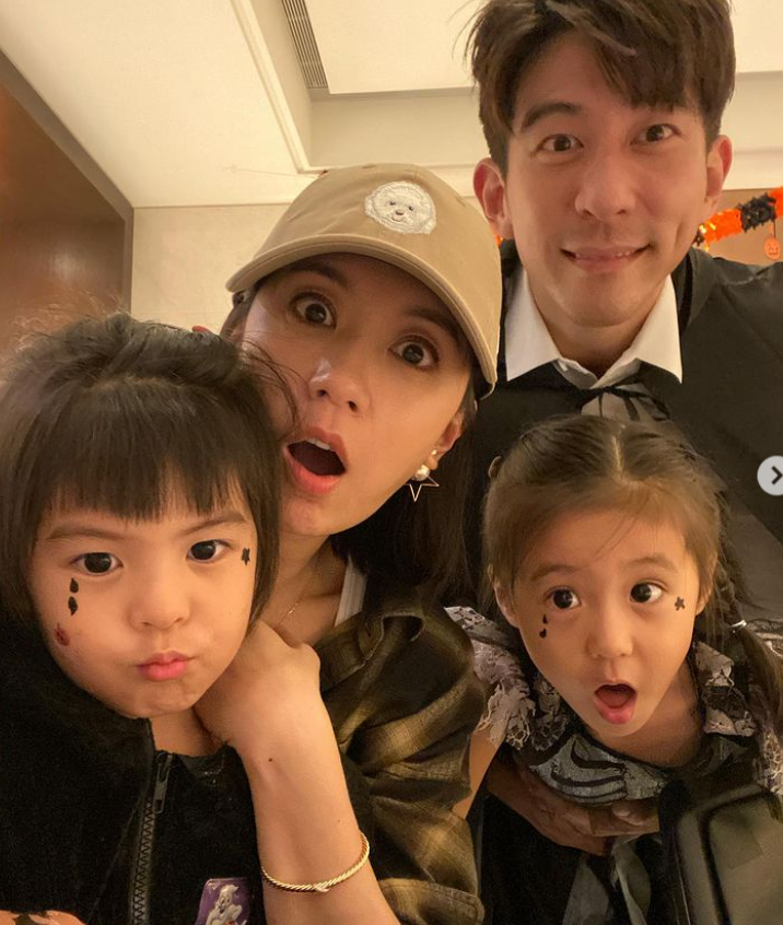 46歲賈靜雯帶女兒聚餐，C位出鏡超凍齡，被讚像少女團體