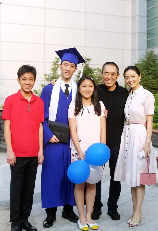 张艺谋39岁娇妻晒照！37岁长女穿迷彩衣显娇小，