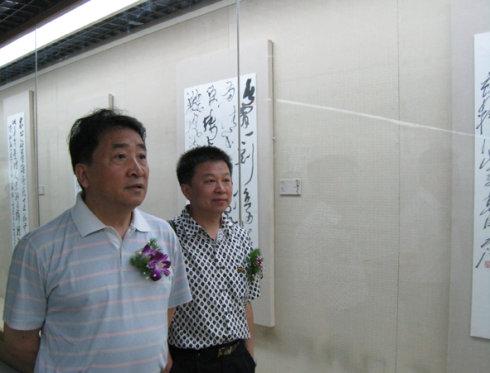 69岁相声艺术家姜昆罕露面，冒雨演出太敬业，还当绅士搀扶女士