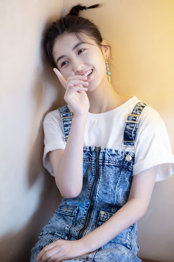 周杰伦老婆穿牛仔裤晒美照，身材颜值很出众，低调简约没明星架子