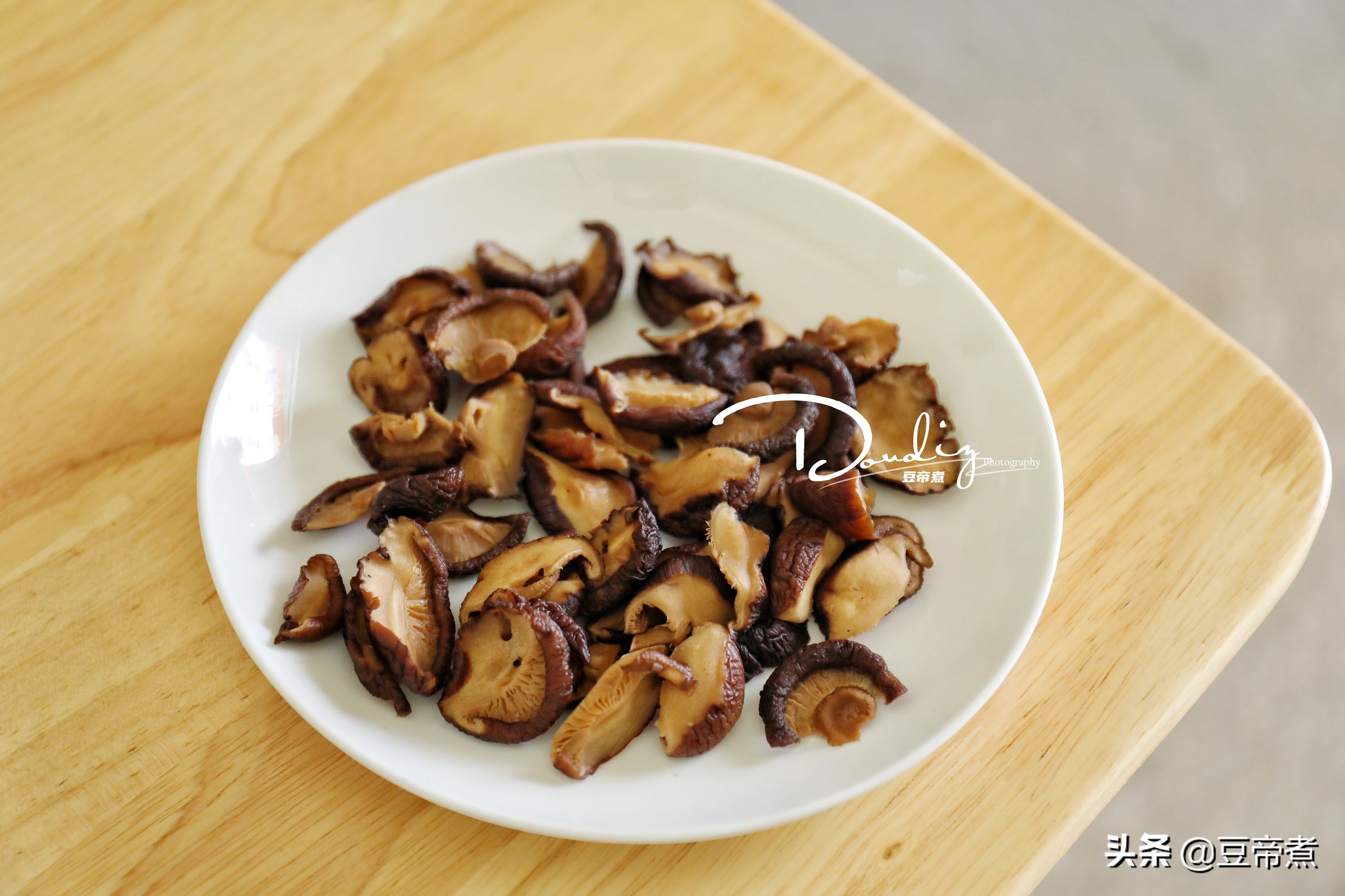 鸡腿新吃法味道香肉质嫩，怎么吃也不腻，我家孩子三天两头就馋