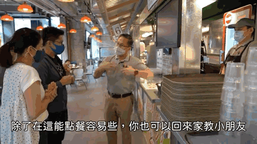 郭晶晶陪丈夫工作顯靦腆，小露一手讓霍啟剛當眾暴露“迷弟”本色