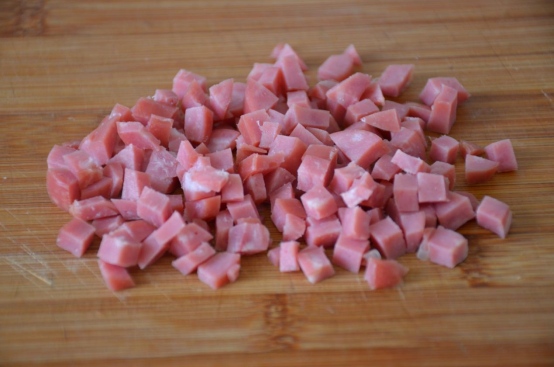 隔夜的剩米饭也能玩出新花样，做出来颜色鲜艳的炒饭，太香了