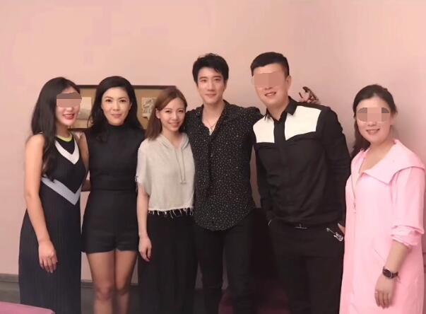 王力宏带妻子饭局闷头只顾吃，娇妻李靓蕾温柔大方，生三胎身材好