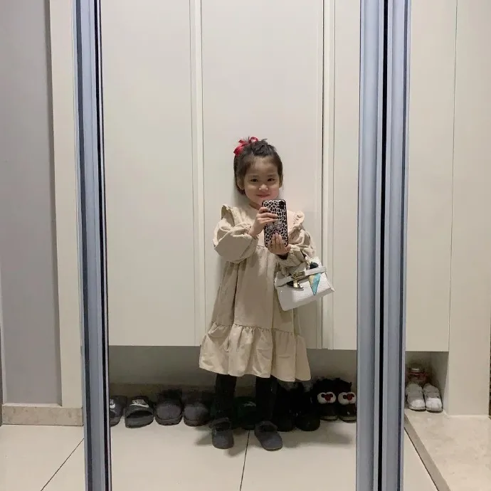 ​8岁女童“撞脸”宋慧乔，靠穿搭圈粉23万！谁规定小孩只能幼稚