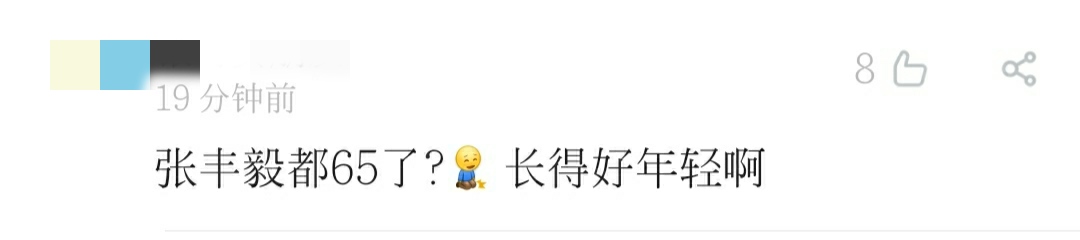 李若彤晒与张丰毅健身照，穿露脐装秀腹肌，65岁张丰毅身材更好