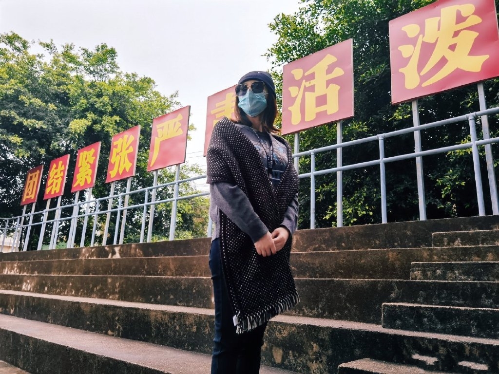 苗苗素颜近照曝光，怀抱女儿惊喜出镜，与郑恺亲昵依偎画面超温馨