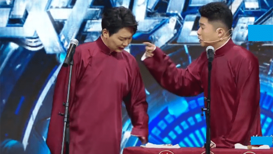 孟鹤堂创相声界耻辱纪录！台上公然看小炒，网友：师傅是这么教的