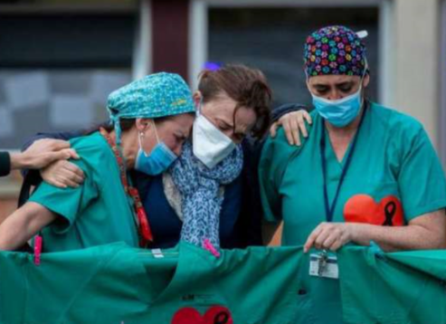 只因天气太热，俄一线女护士穿透明装照顾患者，瞬间火爆网络