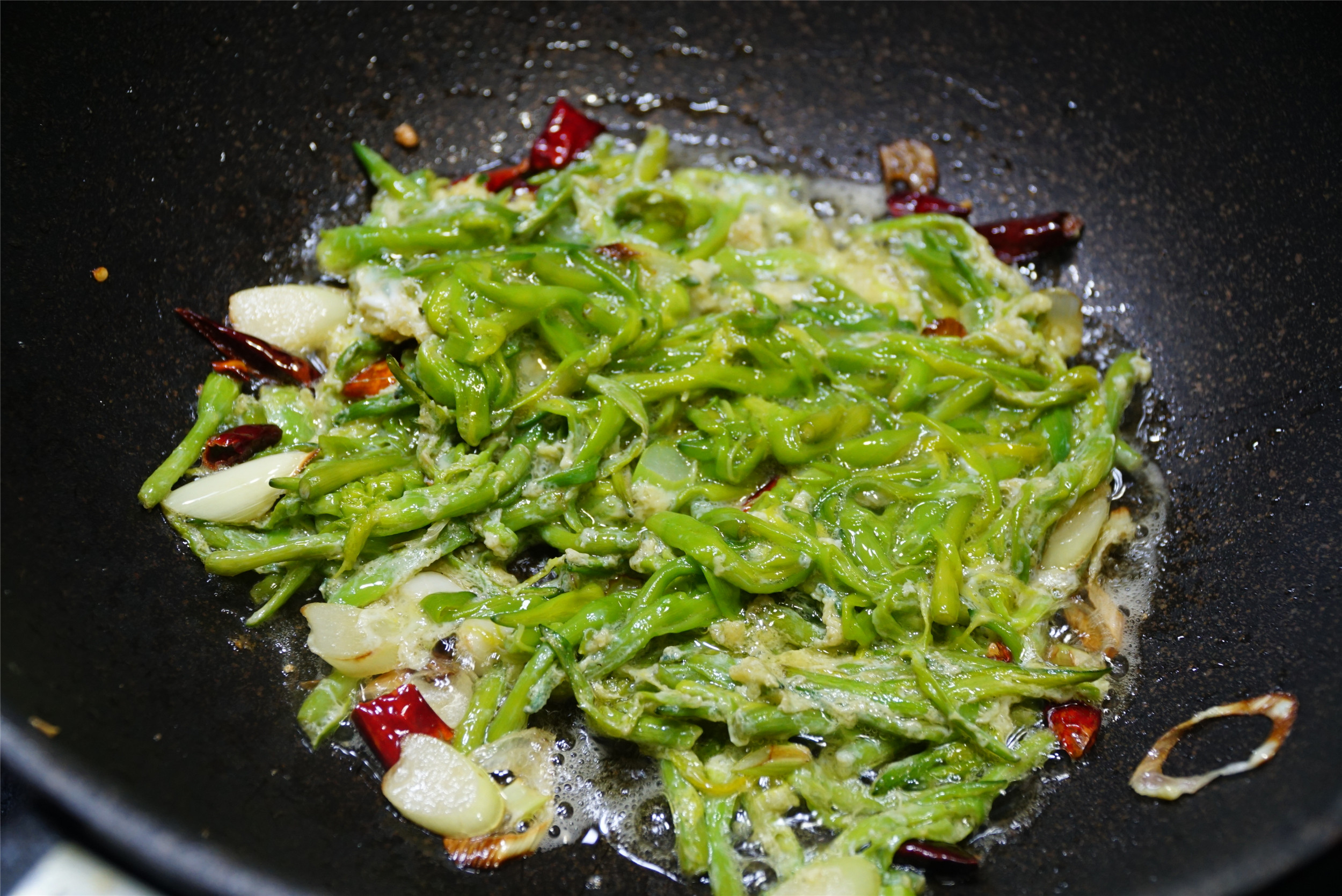 新鲜黄花菜有毒，不要直接吃，炒之前处理2步，