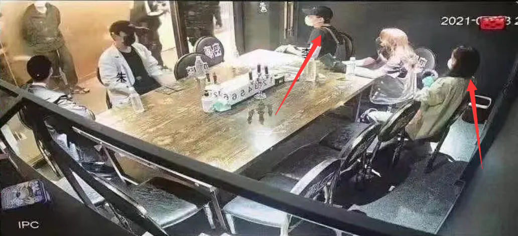 友情变爱情？李易峰金晨相约一起玩游戏，两人多件同款衣服被扒出