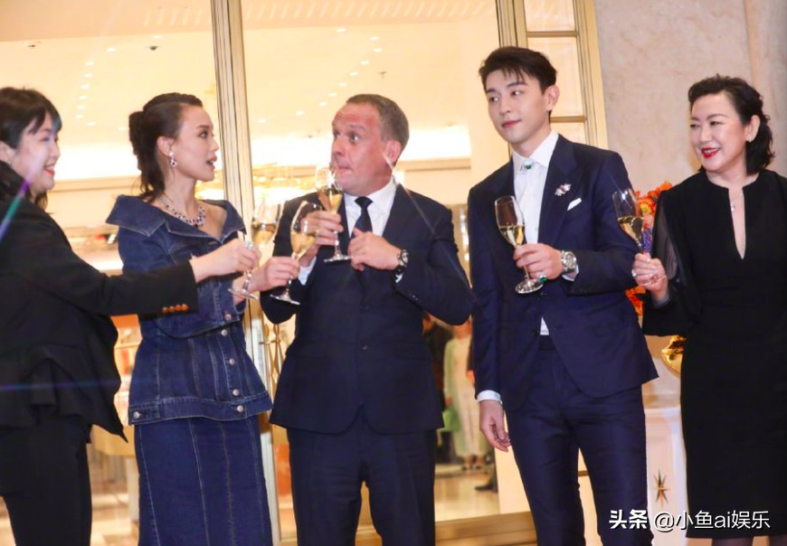 Deng Lunshu Qi is the same as casing handsome raise a key point, the fair maiden crouchs grab lens, one detail sees breeding is to install what do not come out