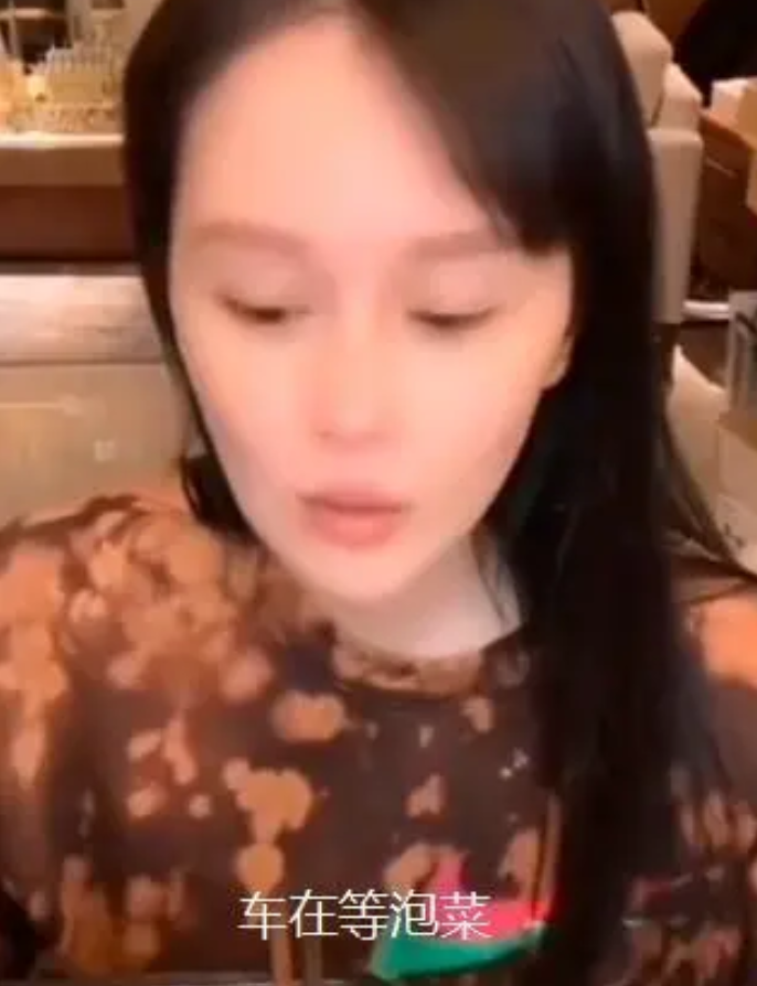 赵本山女儿在线炫富！一天花63万奢侈品堆满桌，