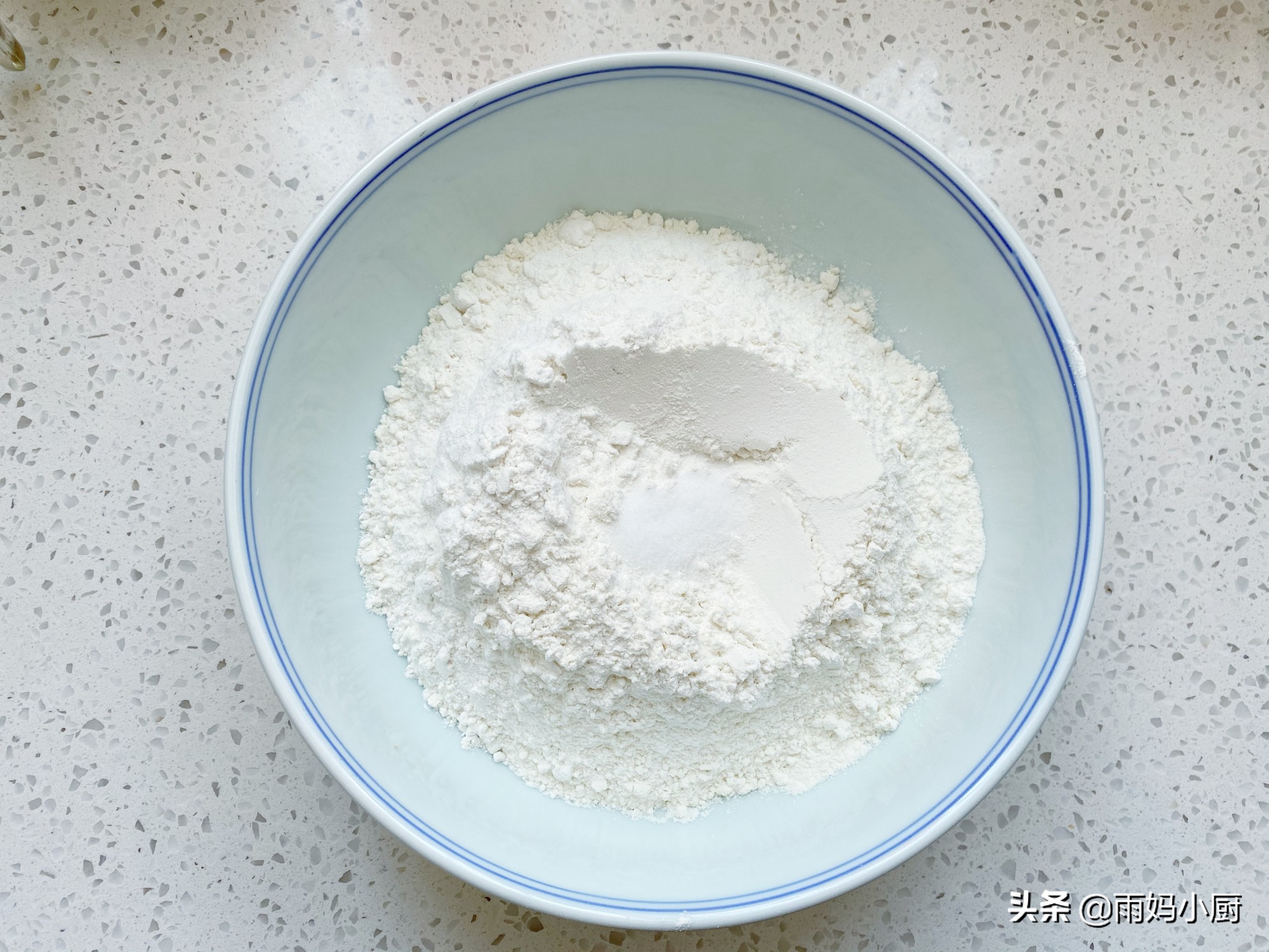 教你椒鹽油餅家常做法，外酥里香層次分明，咬一口香酥掉渣