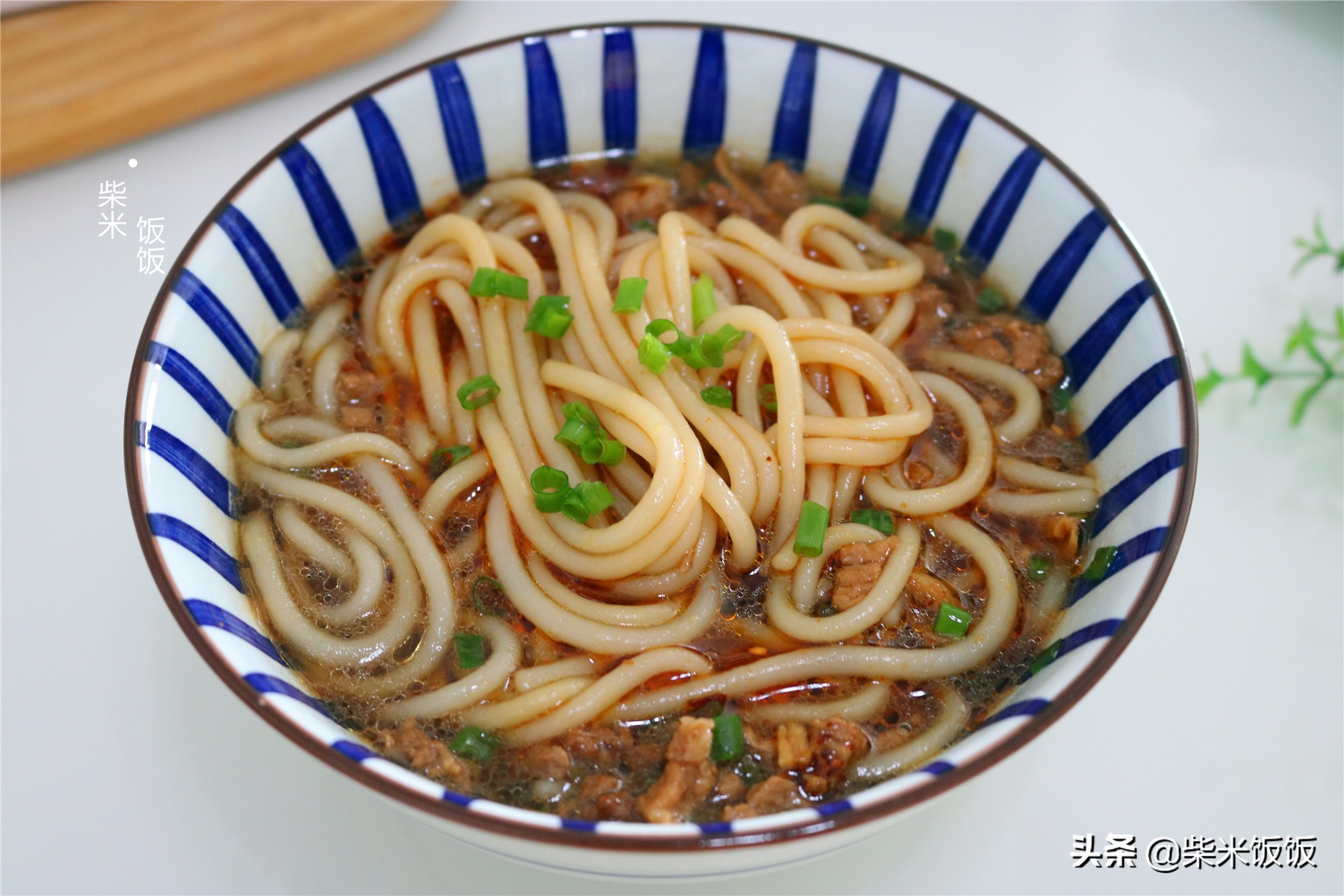 不想做饭就吃它，煮一煮很简单，柔软筋道，好吃得连汤也不剩