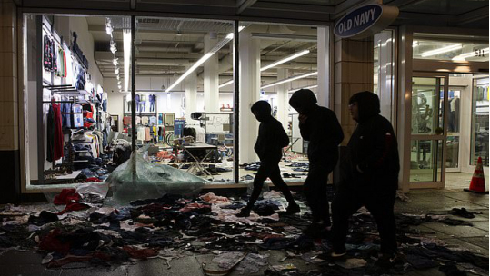 又有美国警察“膝盖锁喉”！众人呼喊“拿开膝盖！”