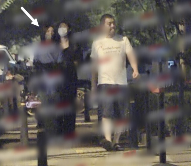 海哈金喜随李亚鹏一家散步，已顺利融入李家队列，但和李嫣零互动