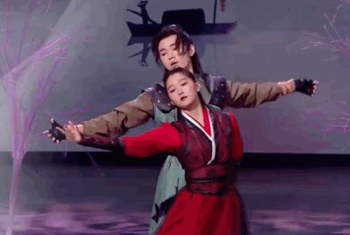 王牌6关晓彤cos赵丽颖“周翡”，同款造型，腰围