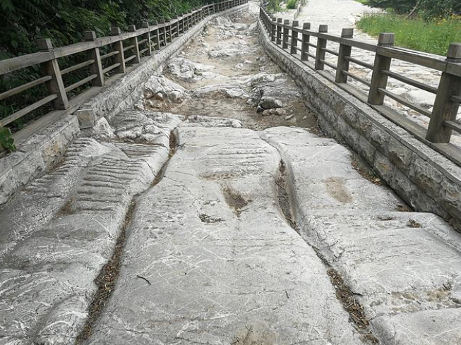 中国发现一条“铁路”，比西方早1700年，或由秦始皇修建