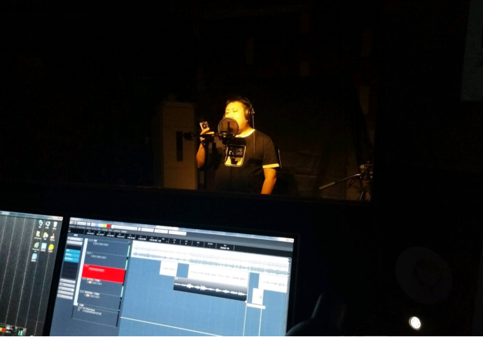 為什么每次聽自己發出去的語音都腳趾抓地？