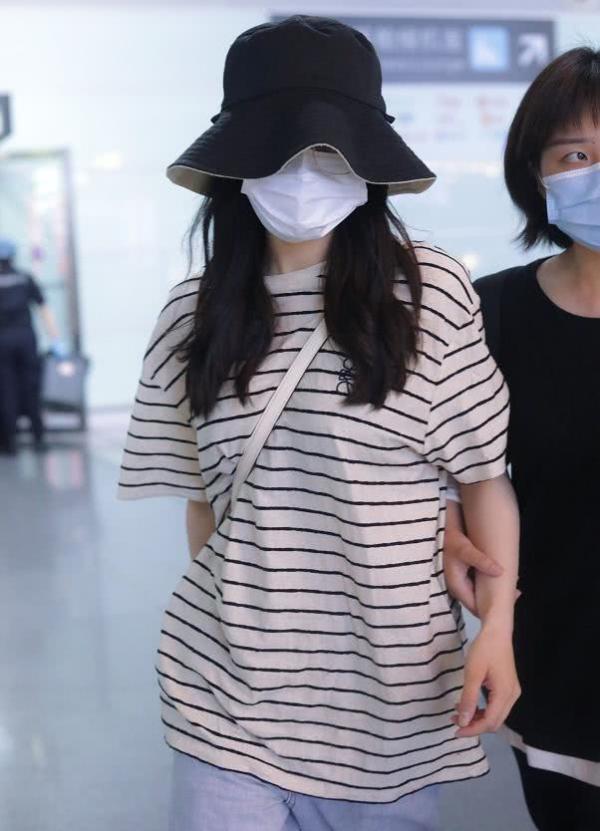 迪丽热巴被求婚后现身机场状态不佳，助理寸步