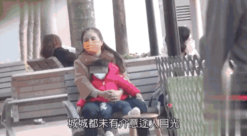 郭富城一家四口罕見同框，夫妻挽手很甜蜜，倆女兒正面超可愛