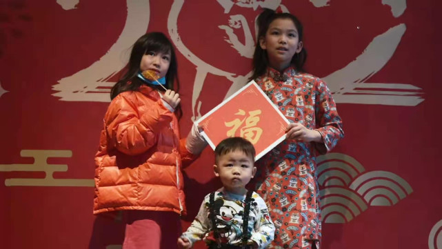 蔡少芬張晉慶愛女滿10歲，一家五口幸福同框，三胎兒子被迫營業