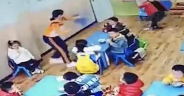 「因被」幼儿园孩子因被批评扔凳子砸老师 幸亏老师身手矫捷……