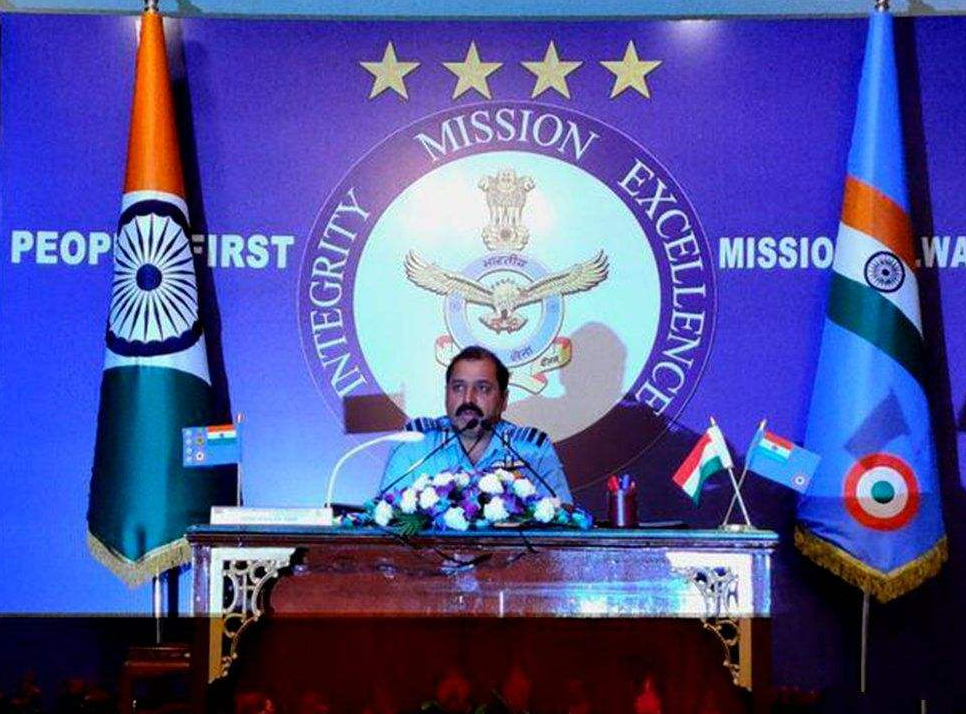 危险邻居向美展开怀抱，450架战机已对准亚洲，