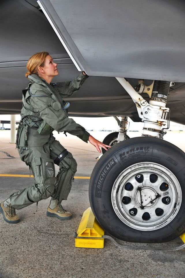 美国空军兵源告急！取消所有身高限制，希望女飞行员上五代机服役