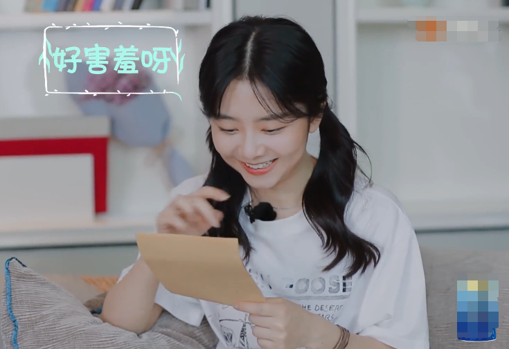 谭松韵给小时候自己写信，读信时笑得灿烂，一