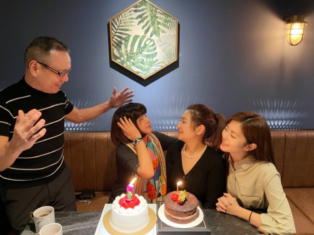 任家萱晒照为妈妈庆生，70岁任妈显年轻，一家四口相拥超有爱