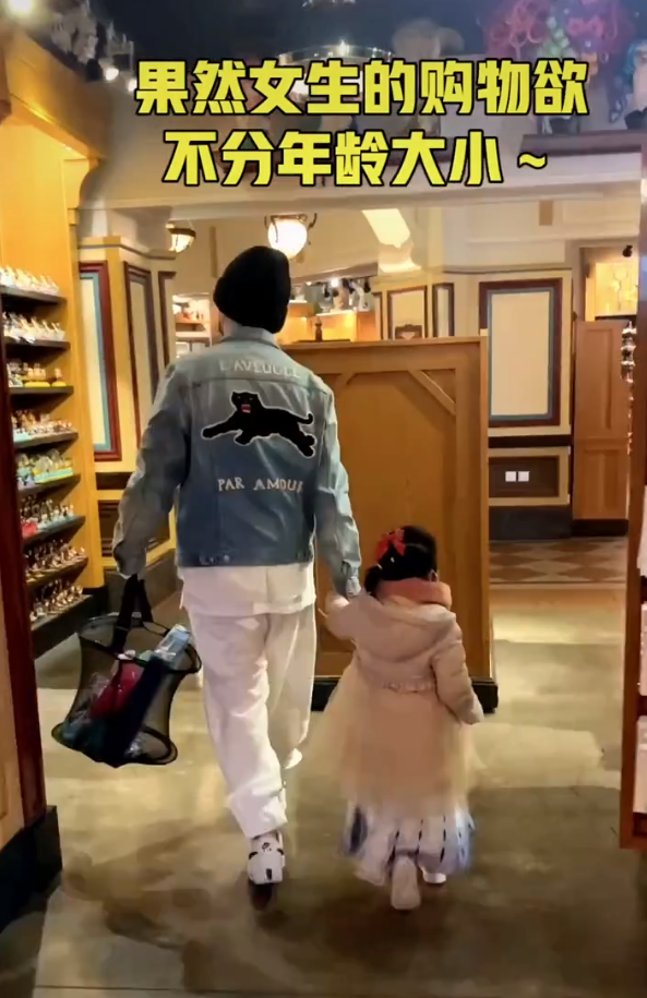 陳赫帶女兒逛街，4歲安安現瘋狂購物慾，老父親要啥買啥超寵溺