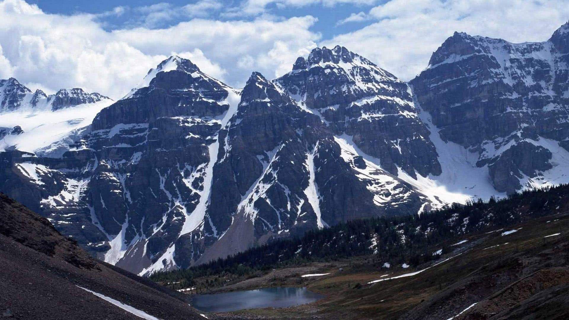 军队在西藏发现地底世界入口，惊险逃生后回头