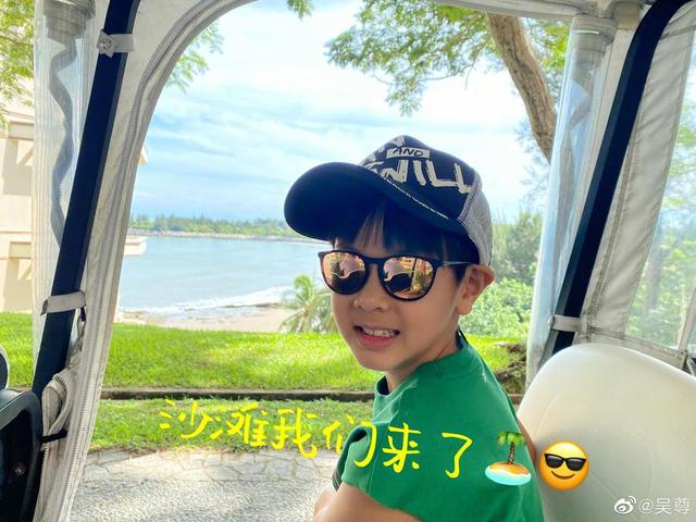 吳尊一家海邊度假，男神41歲肌肉搶眼，兒子站在吳尊肩膀跳水