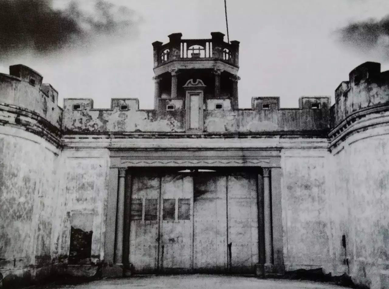 1951�꣬�Ͼ�һ��̯���˱��������ߣ���������Ϊ�����棬զ���£�