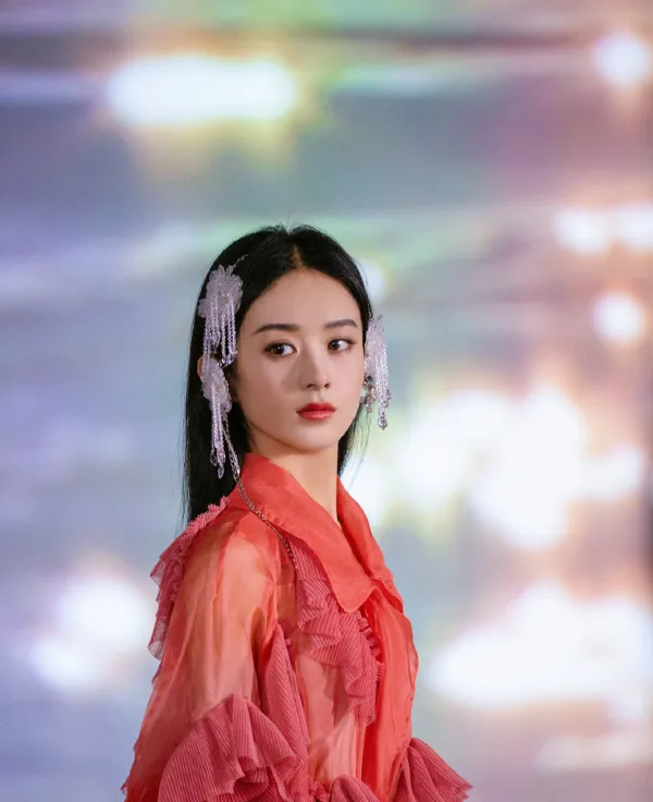 独立女性的人设立住了！赵丽颖带着儿子进组拍戏，红就是最大底气