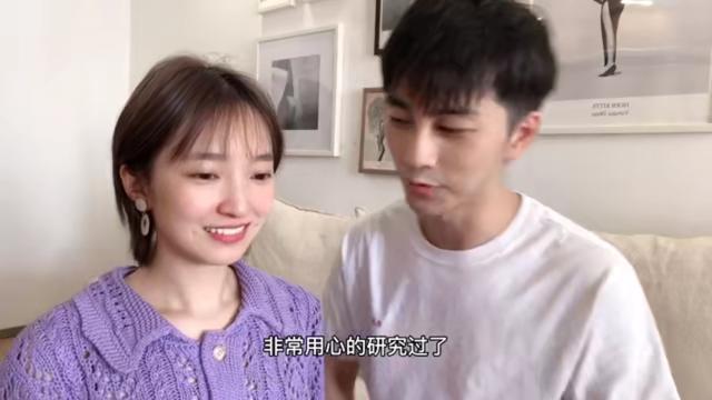 赵琦君给杨凯雯画妆，手法娴熟但效果糟糕，凯雯不气不恼煞是可爱