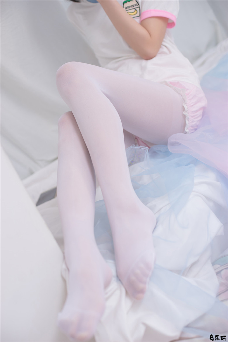 卧室里的白丝少女