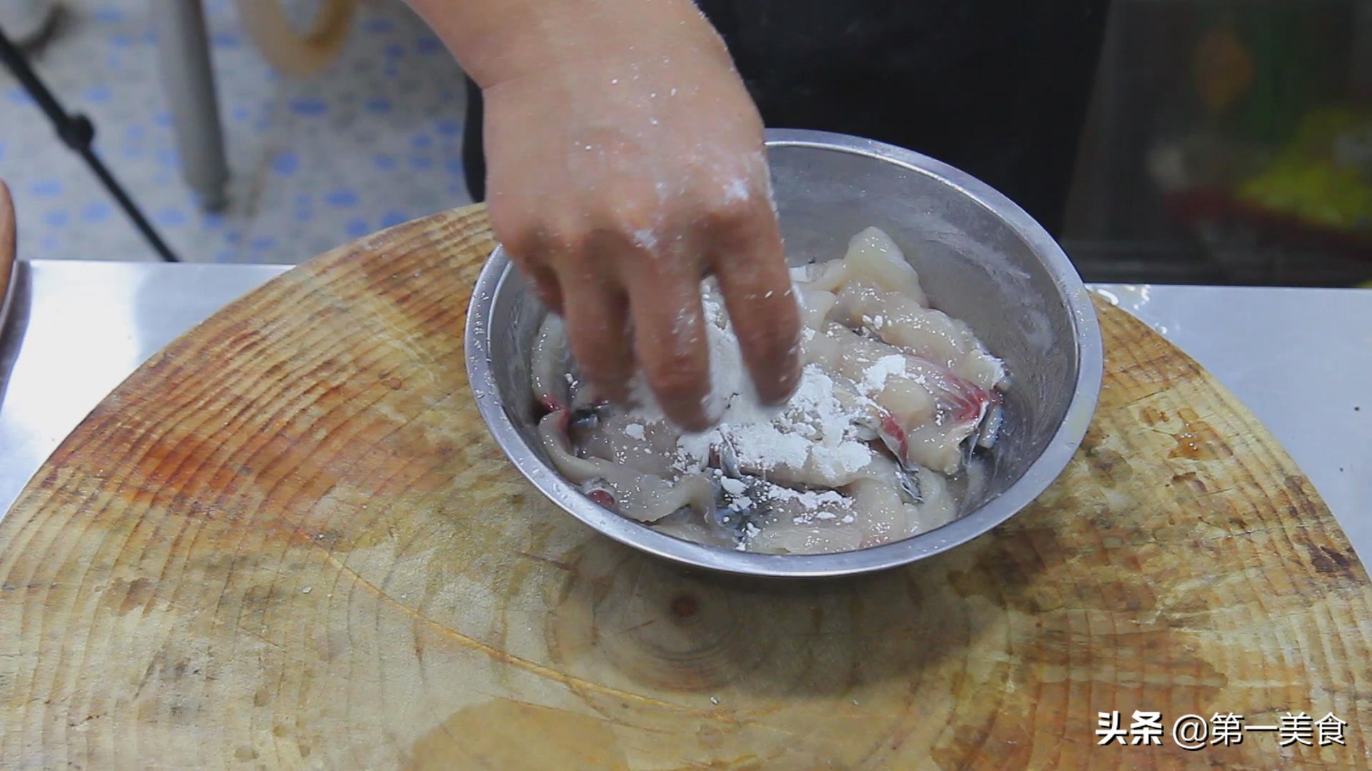 图片[5]-厨师长教你做水煮鱼 辣而不燥 鱼片口感鲜嫩 吃一次忘不了-起舞食谱网