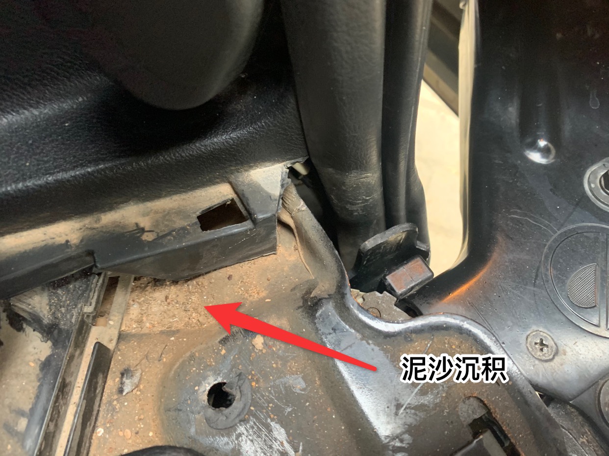 買(mǎi)到泡水車，記者和車行老板大吵一架，才維權(quán)成功