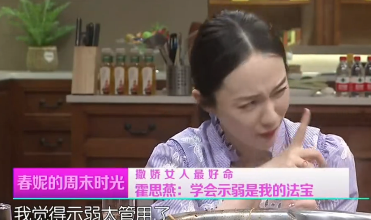霍思燕兒子衝浪掉海裡太驚險，身高快到杜江肩部，暖心舉動顯素質