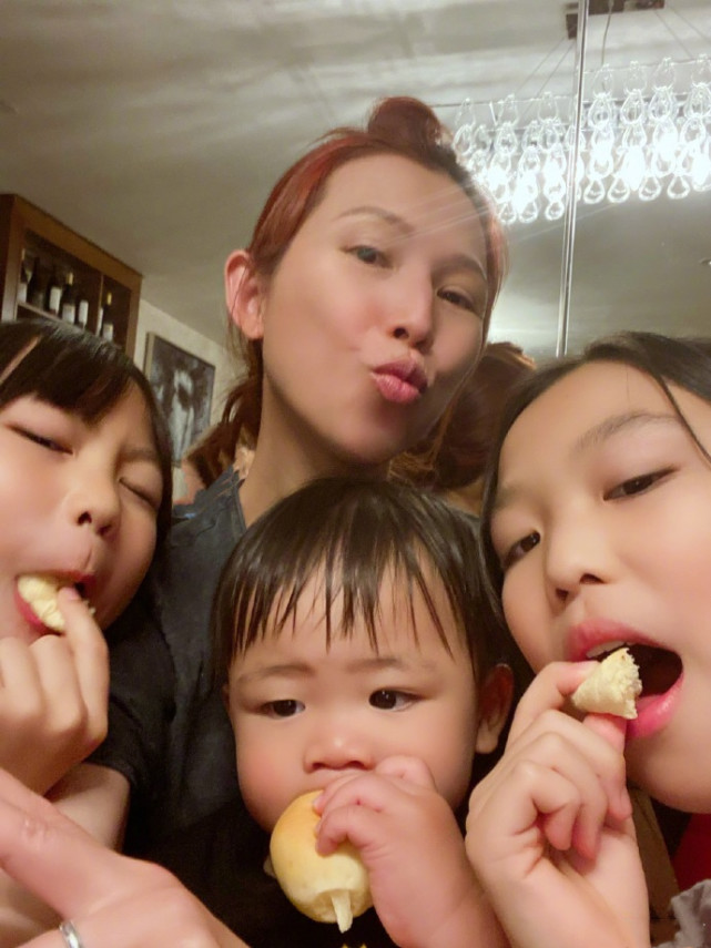 張晉蔡少芬外出就餐，娘娘陪老公無辣不歡，生了三娃素顏仍耐打